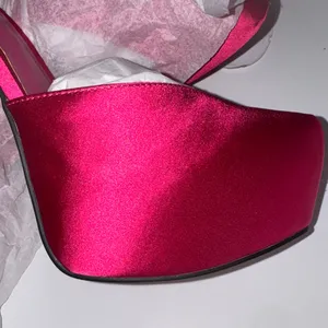 AAJ By AMINAH Satiya Fuchsia Satin Close Toe Platform‎ Heels NIB 5.5 thumbnail 4