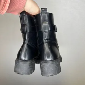 Sincerely Jules Eastbridge Black Combat Lug Sole‎ Buckle Boots F33962 Womens 9M thumbnail 3