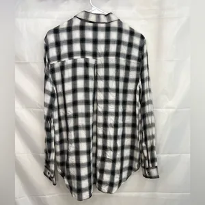 EUC American Eagle women’s black white‎ plaid relaxed boyfriend fit button shirt thumbnail 6