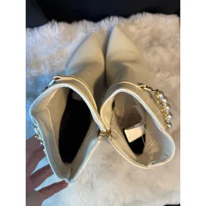 Cream Faux Leather Pearl Chain Ankle Boots Pointed Toe Stiletto Heel Size 39 thumbnail 5