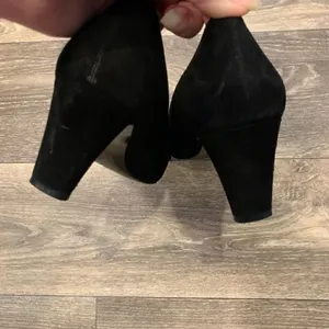 Stuart Weitzman Suede Leather Pumps with Flower Petal Detail Size 8 thumbnail 6