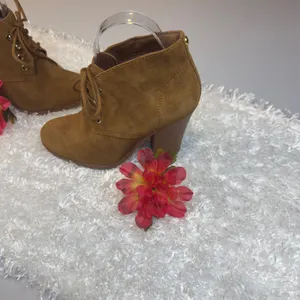 Michael Kors Tan Suede Lace Up‎ 7 Ankle Boots Block Heel Lug Sole Gold Hardware thumbnail 7