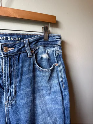 American Eagle Mom Jeans Women’s 8 Regular Medium Wash Distressed Raw Hem thumbnail 3