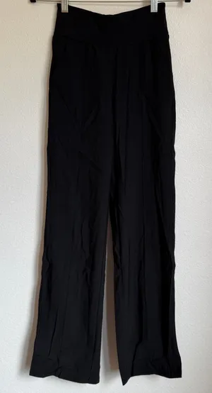 NWT Halara High Waisted Side Pocket Flare‎ Leggings in Black thumbnail 1