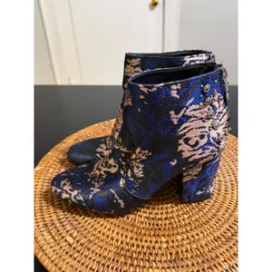 G by GUESS Women Blue Rose Gold Floral Brocade Studded Block Heel Ankle Boots thumbnail 3