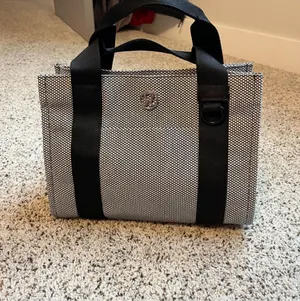 Lululemon shoulder tote thumbnail 1