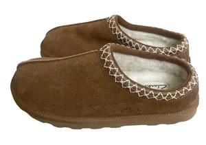 Clarks sz 8 Womens Suede Faux Fur Lined Slippers Chestnut Brown suede NWOT thumbnail 1