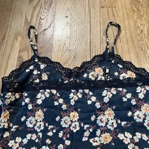 American Eagle Outfitters 100% Silk Floral Lace Trim Cami Tank Top Black Size 14 thumbnail 6