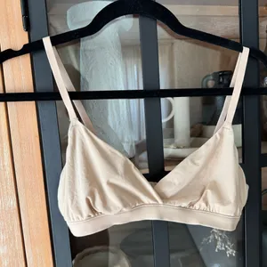 SKIMS Fits Everybody crossover bralette bra sand nude beige vneck thumbnail 2
