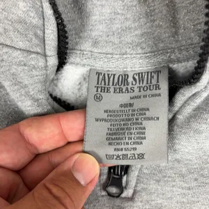 Taylor Swift Sweatshirt Womens Medium Gray The Eras Tour 1/4 Zip Fleece Graphic thumbnail 7
