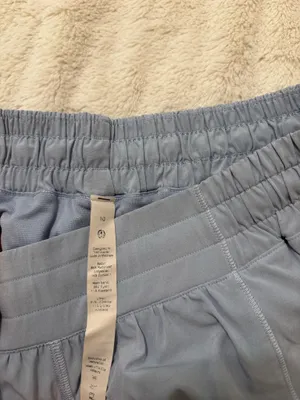 Lululemon Hotty Hot Shorts 2.5 low rise thumbnail 3