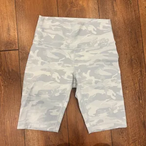 Lululemon Wunder Under Short 10” *Ribbed Size 8 Luxtreme Yoga Gray Bike Shorts thumbnail 4