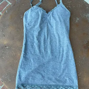Brandy Melville Y2k basic gray lace cami top sz m / has a built in bra thumbnail 4