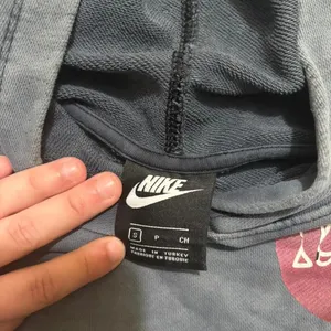 Nike Cropped Hoodie Womens Small Gray Mineral Wash Pink‎ Graphic Sweatshirt thumbnail 2