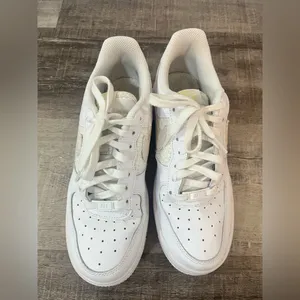 NIKE Women Air Force 1 ‘07 SE in White Sail Lemon Wash thumbnail 6