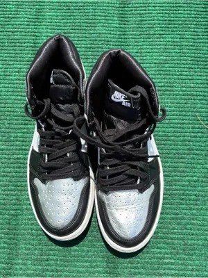 Wmns Air Jordan 1 Retro High OG 'Silver Toe Women’s Size 7.5 thumbnail 3