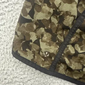 Lululemon Tracker Shorts Low Rise 4" Green Camo Athletic Athleisure Women's 8 thumbnail 3