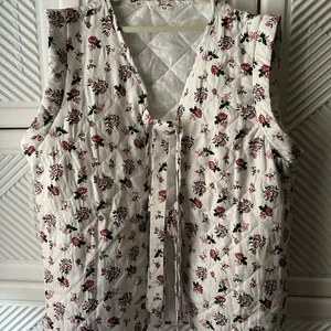 Floral Sleeveless Vest - White and Pink thumbnail 4