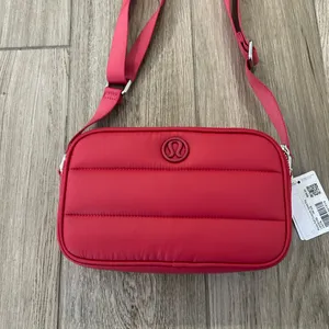 Lululemon wunder puff camera bag thumbnail 2