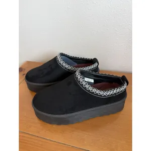 KEEN Women's Black Suede Platform Mule Clogs Slip-On Embroidered Trim Sz 8.5 thumbnail 3
