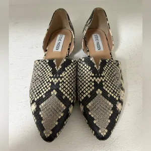 Steve Madden Black and Cream Snakeskin Flats like new !! thumbnail 2
