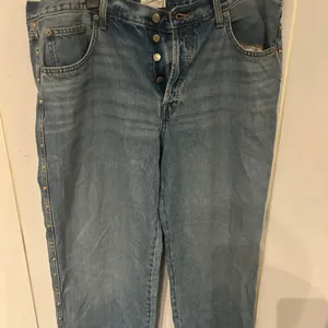Women’s Universal Threads Mid Rise 90’s Baggy Blue Jeans with gold hardware thumbnail 2