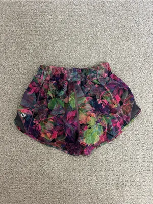 Lululemon Floral Hotty Hot Lowrise Lined 2.5” Shorts Size 2 thumbnail 4