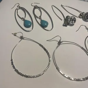 Women’s Lot Of 4 Silver Tone Dangle Costume Earrings Pierced Beaded Mix thumbnail 7