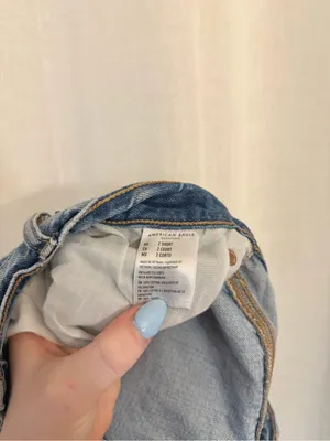 American Eagle Ripped Mom Jean Distressed Size 2 Short thumbnail 4