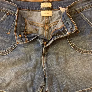 Levi’s 515 shorts size 8 Light blue wash some stretch detailed front pockets thumbnail 6
