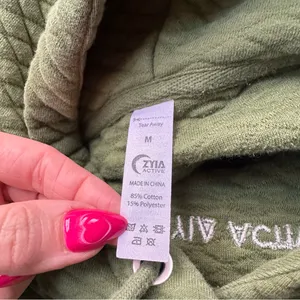 Zyia Active Pine Quilted Diamond Hoodie Women’s Size Medium thumbnail 4