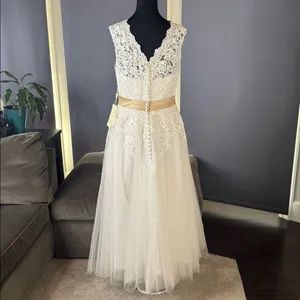 Women’s White Sleeveless V-Neck Wedding Dress Lace Applique Zip Back Size M NWT thumbnail 4