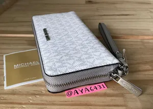 Michael Kors Wallet thumbnail 3