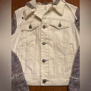 Free‎ People Knit Sleeve & Knit Hood Distressed White Denim Jean Jacket Size XS thumbnail 16