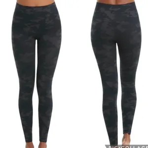 Spanx Leggings Size Medium NWT Black Camo Compression Seamless Look at Me Now thumbnail 2