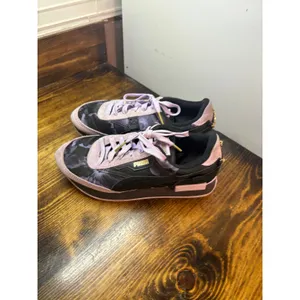 Puma Lavender Sneakers Size 7.5‎ thumbnail 2