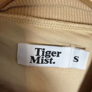 Tiger Mist Tan Beige Long Sleeve Mock Neck Asymmetric Cut Out Rib Cropped Top S thumbnail 5