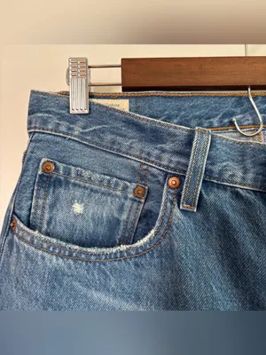 Levi’s 501 Boyfriend Straight Distressed Jeans. Medium Wash. Size: 30. thumbnail 3