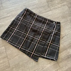 LAST PRICE🍒🤍 NO BOUNDARIES flannel faux wrap skirt 💐 thumbnail 4