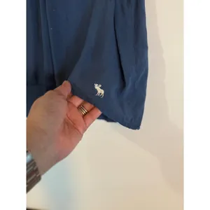 Abercrombie & Fitch sleeveless blouse (Size XS) in a soft slate/steel blue thumbnail 3