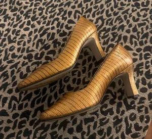 Vintage gold crocskin heels Size 5.5 thumbnail 1