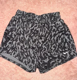 Girls small nike animal print shorts thumbnail 1