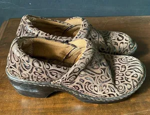 B O C BORN CONCEPT WOMEN'S sz PEGGY CLOG BROWN TOOLED LEATHER SLIP ON thumbnail 2