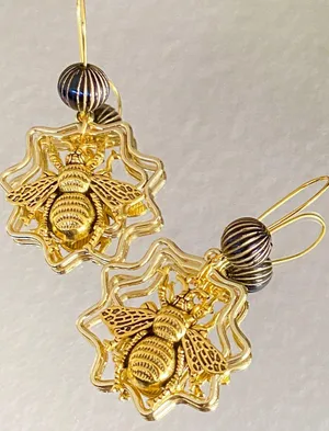 Handmade antique gold tone bee dangle earrings 🐝🖤 thumbnail 1