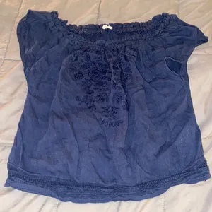 Hollister crop top size XS thumbnail 1