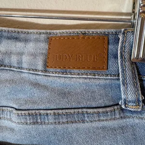 Judy Blue Distressed Denim Shorts Lace Trim Raw Hem Size 29‎ thumbnail 5