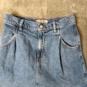 Free People We The Free Blue Denim Mini Skirt Pleated Raw Hem Size 27‎ BOHO thumbnail 5