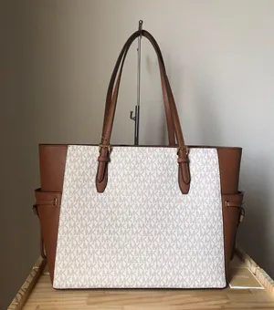 Michael Kors Purse thumbnail 3