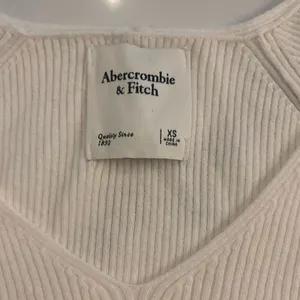 Abercrombie cream Puff Sleeve Sweater thumbnail 3