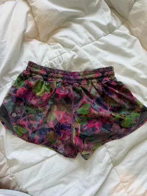 Lululemon Shorts Hotty Hot 2.5 thumbnail 2